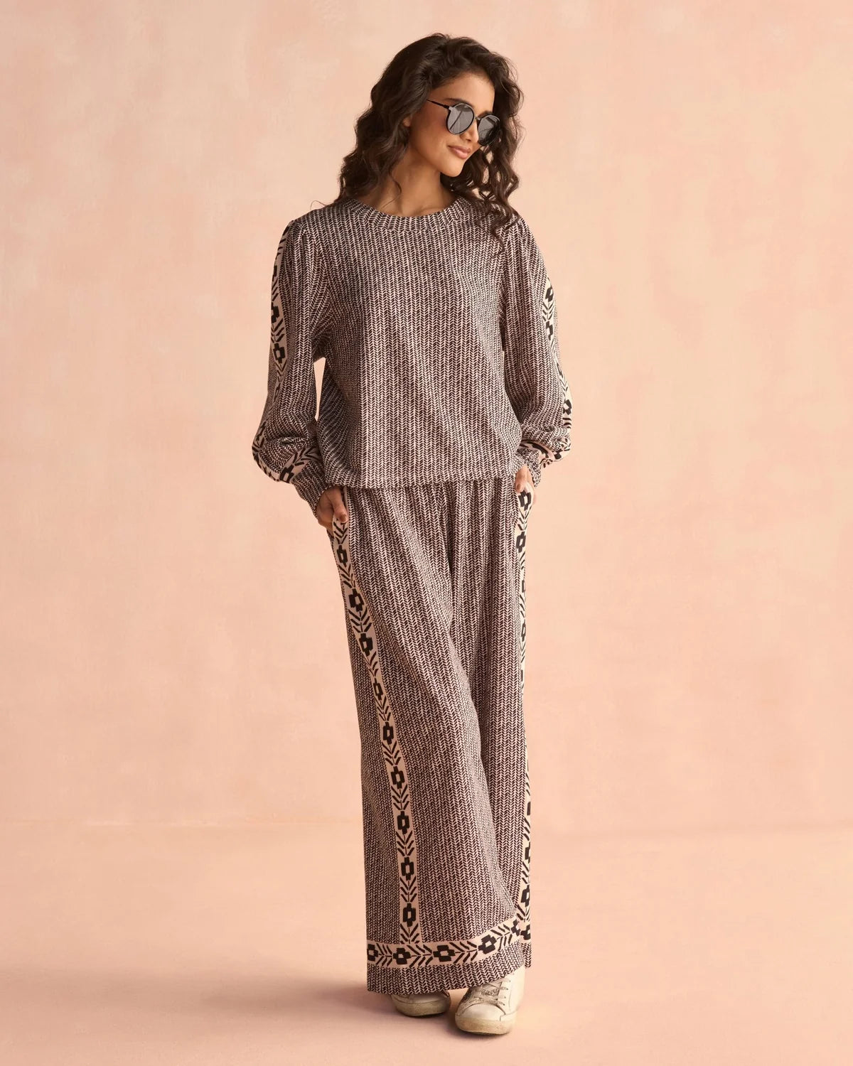Women's relaxed-fit patterned sweatshirt with puff sleeves and elastic waist in sesame print